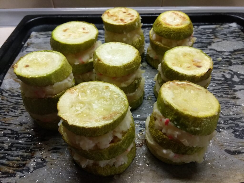 Фото рецепта - Башенки из кабачков с картофелем и крабовыми палочками - шаг 5