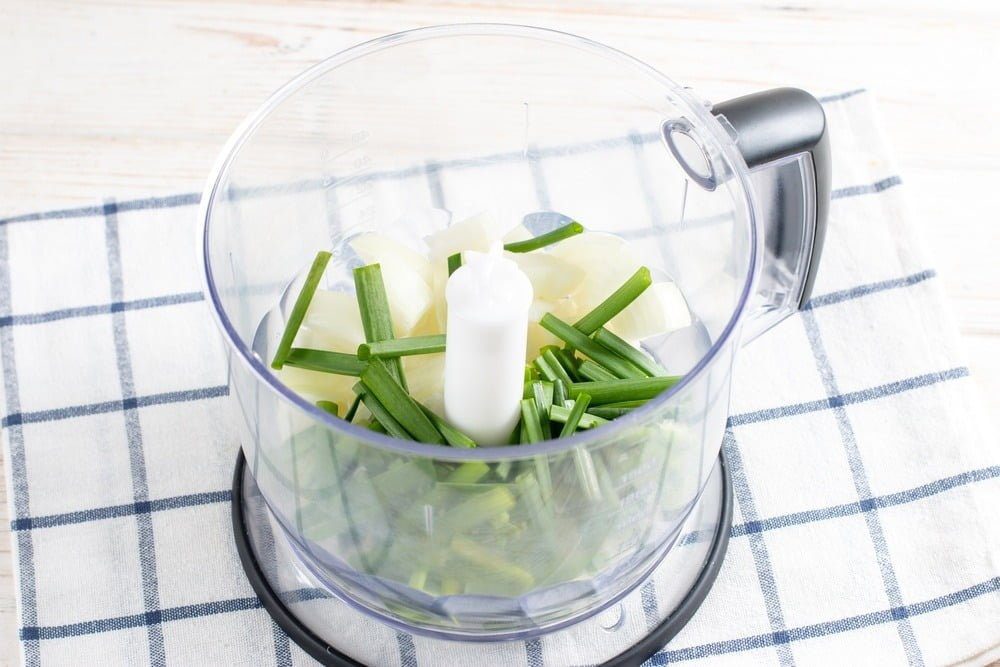Фото рецепта - Блины с репчатым и зеленым луком (на молоке) - шаг 1