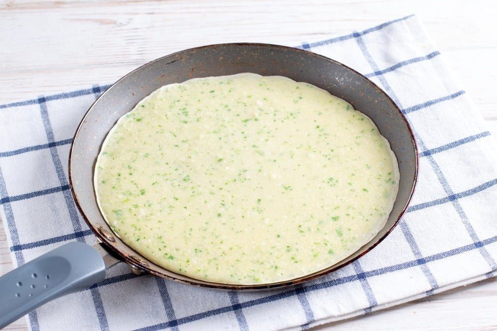 Фото рецепта - Блины с репчатым и зеленым луком (на молоке) - шаг 5