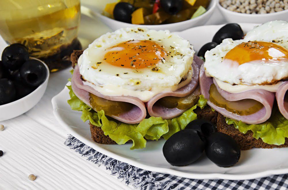 Фото рецепта - Бутерброд с яйцом и ветчиной - шаг 4
