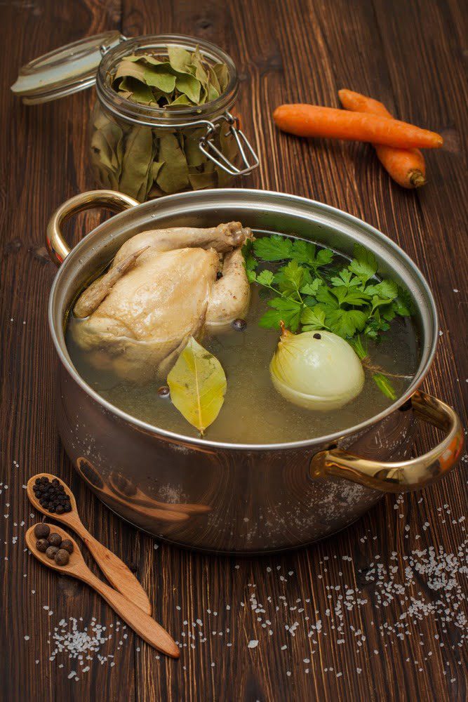 Фото рецепта - Домашний куриный бульон с овощами - шаг 5