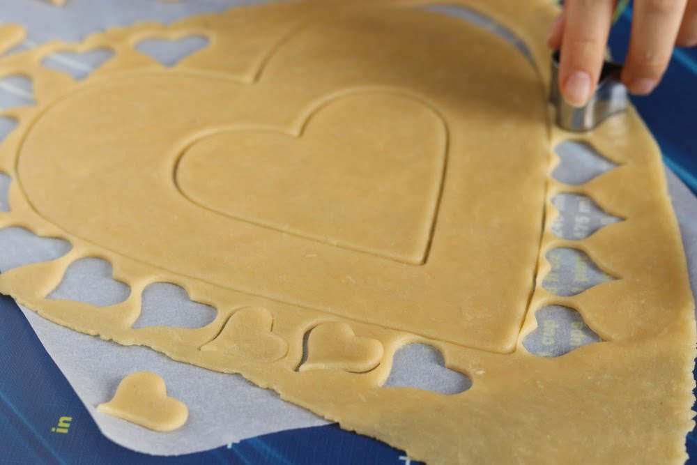 Фото рецепта - Домашний песочный торт «Сердце» - шаг 7