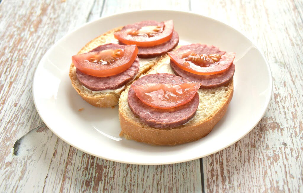 Фото рецепта - Горячие бутерброды с колбасой и помидорами в микроволновке - шаг 4