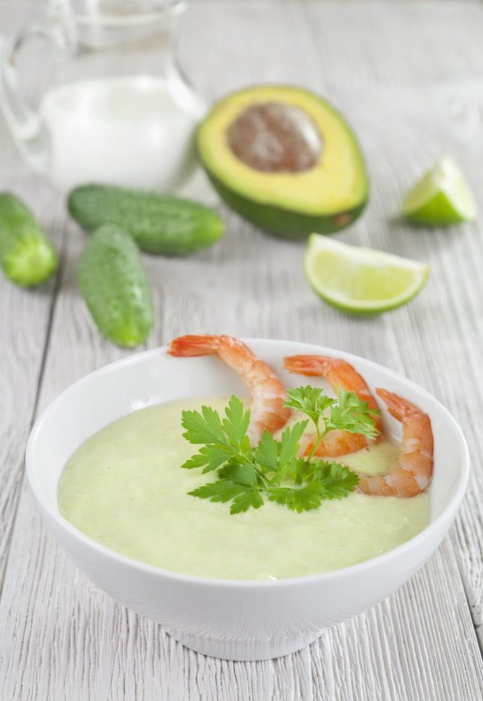 Фото рецепта - Холодный суп из авокадо и огурцов с креветками - шаг 5