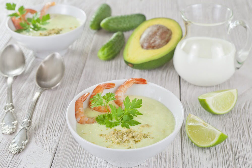 Фото рецепта - Холодный суп из авокадо и огурцов с креветками - шаг 4