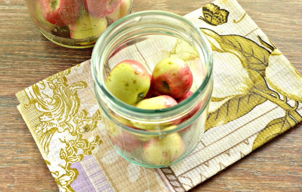 Фото рецепта - Яблочный компот на зиму - шаг 3
