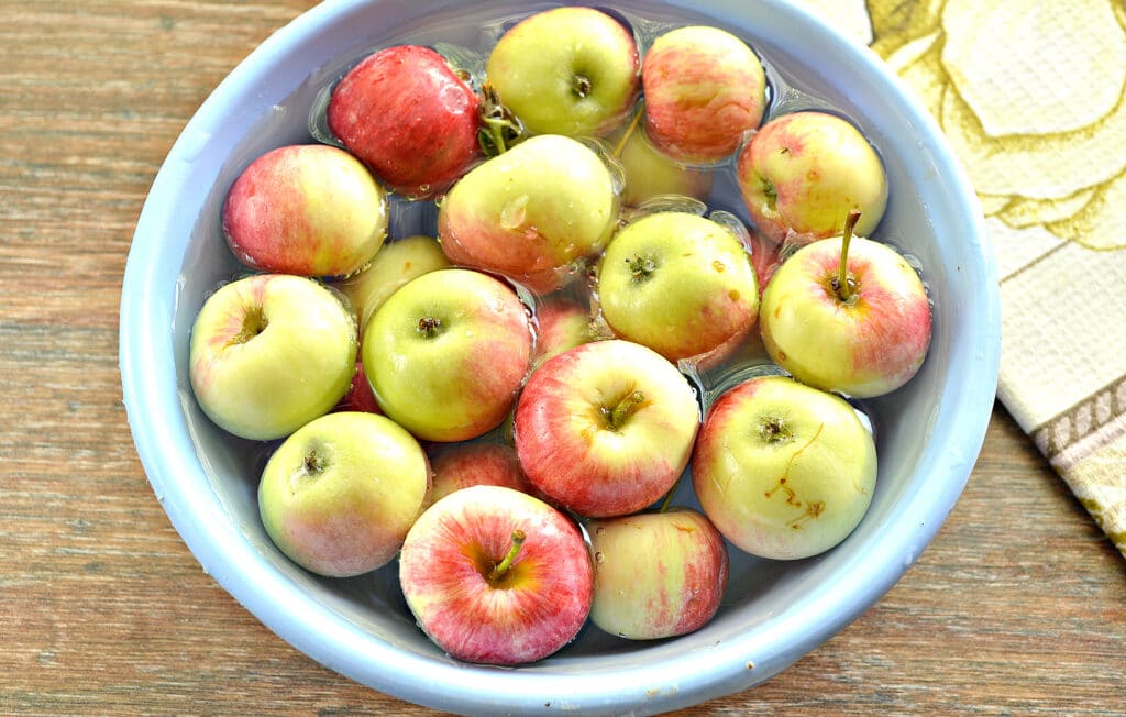 Фото рецепта - Яблочный компот на зиму - шаг 1