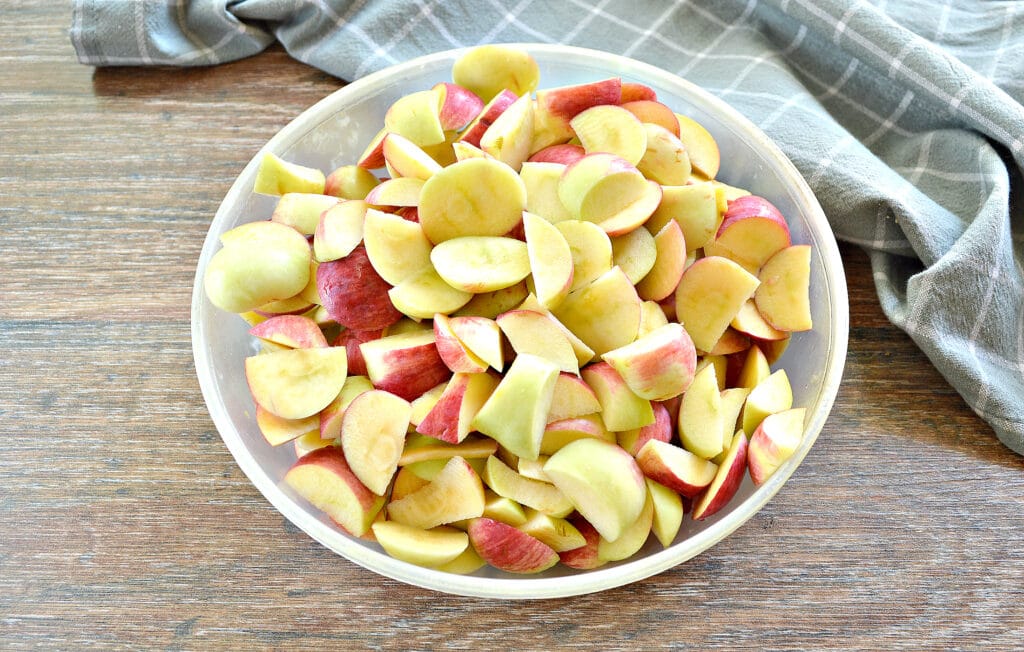 Фото рецепта - Яблочный компот в кастрюле - шаг 2