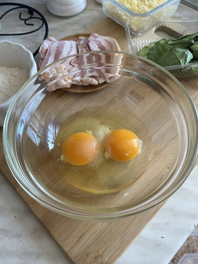 Фото рецепта - Конвертики из омлетных блинов с сыром и шпинатом - шаг 2