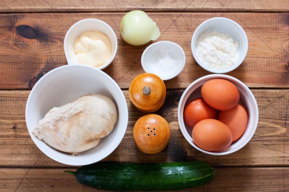 Фото рецепта - Куриный салат с огурцами и яичными блинами - шаг 1