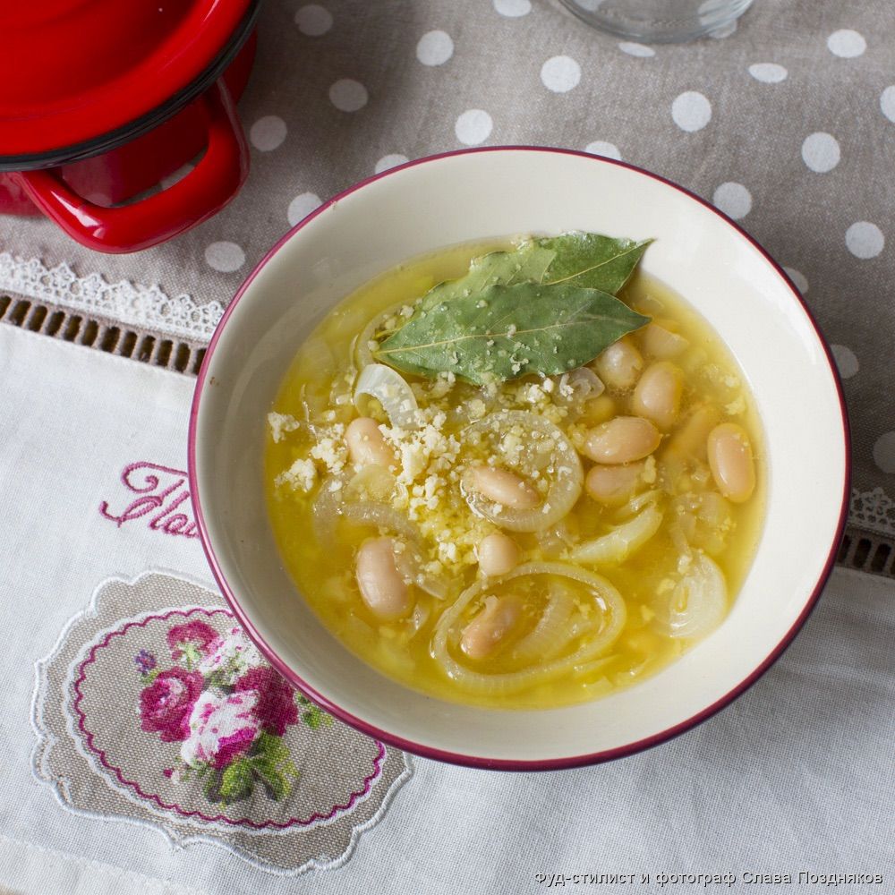 Луковый суп с белой фасолью и сыром