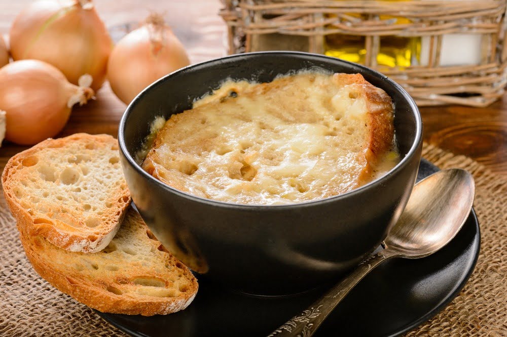 Фото рецепта - Луковый суп с гренками и сыром - шаг 5