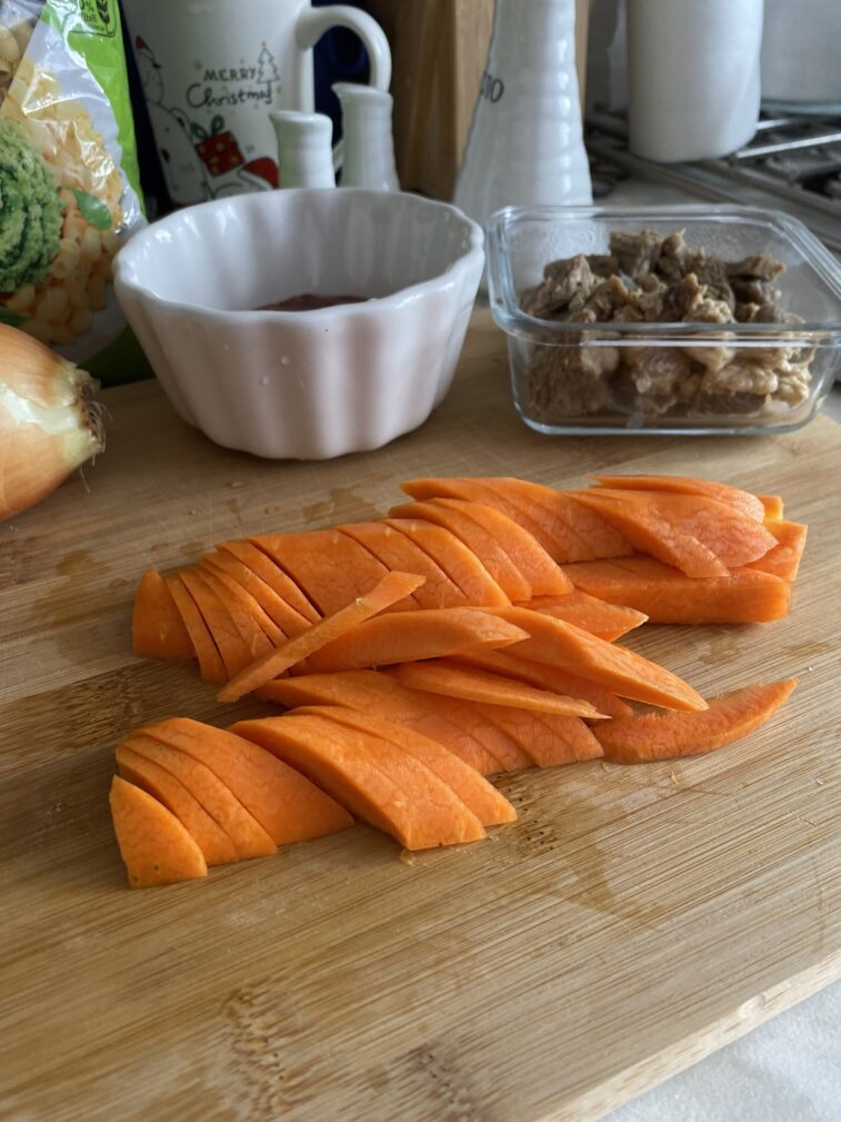Фото рецепта - Макароны со свининой и овощным соусом - шаг 2