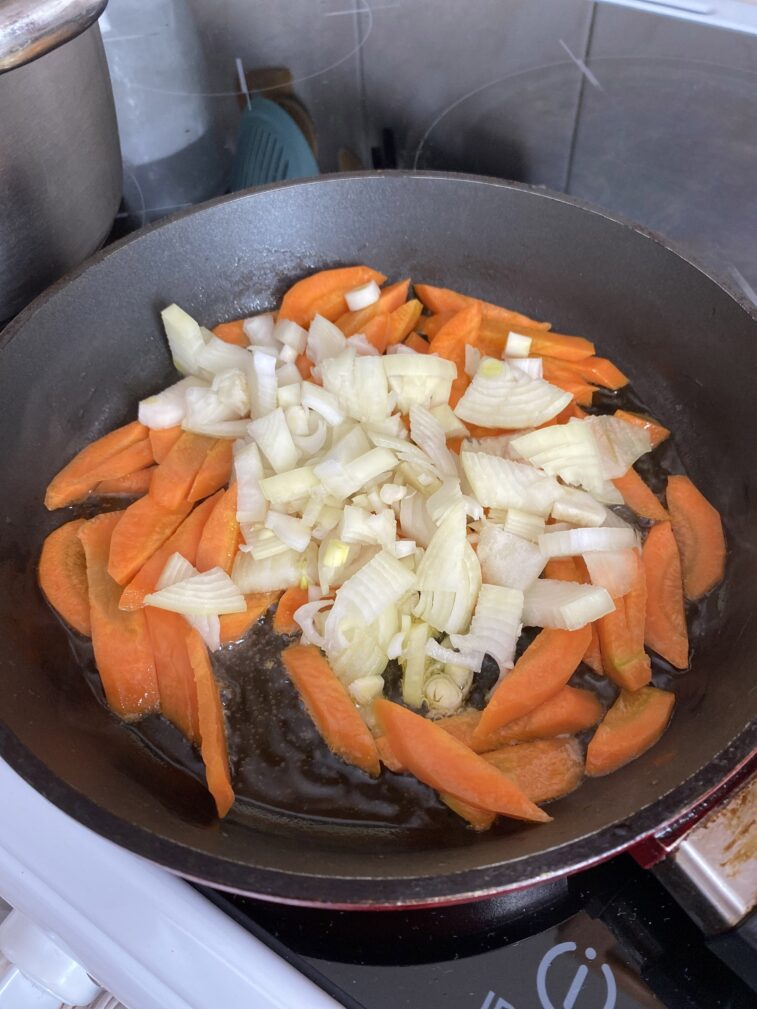 Фото рецепта - Макароны со свининой и овощным соусом - шаг 4