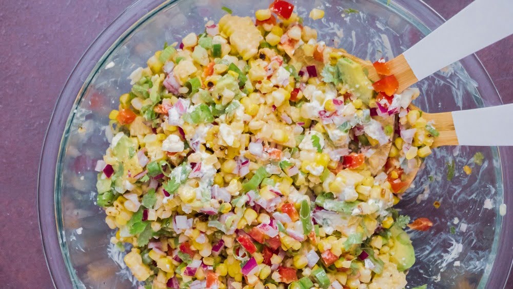 Фото рецепта - Мексиканский салат с кукурузой и авокадо - шаг 9