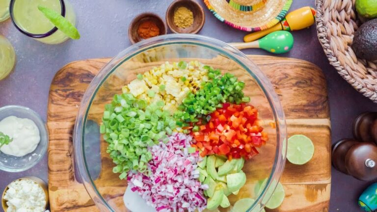 Мексиканский салат с кукурузой и авокадо