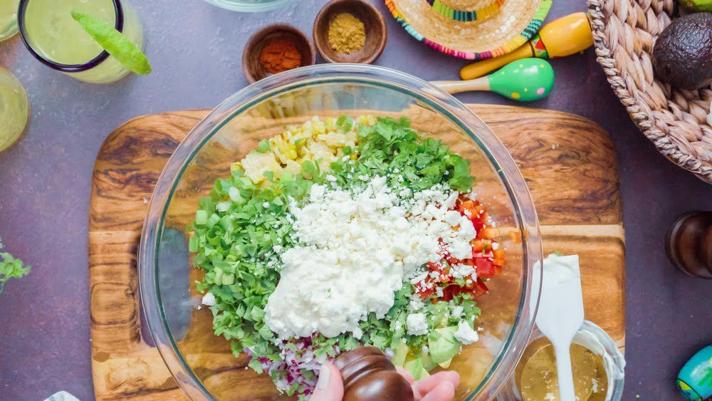 Фото рецепта - Мексиканский салат с кукурузой и авокадо - шаг 6