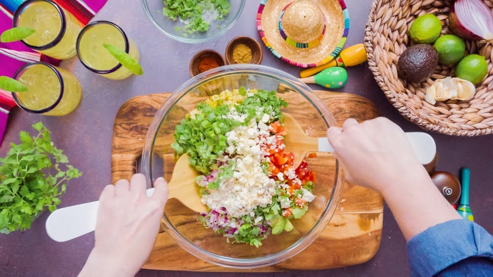Фото рецепта - Мексиканский салат с кукурузой и авокадо - шаг 7
