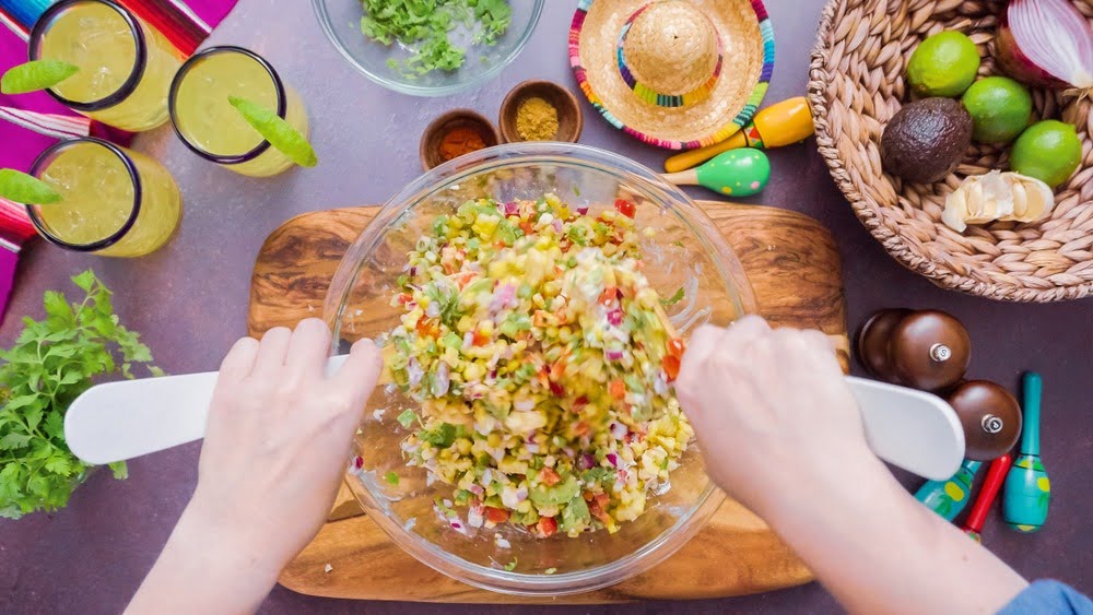 Фото рецепта - Мексиканский салат с кукурузой и авокадо - шаг 8