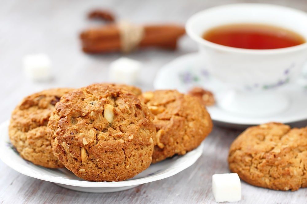 Фото рецепта - Овсяное сладкое печенье с корицей, орехами, изюмом - шаг 6