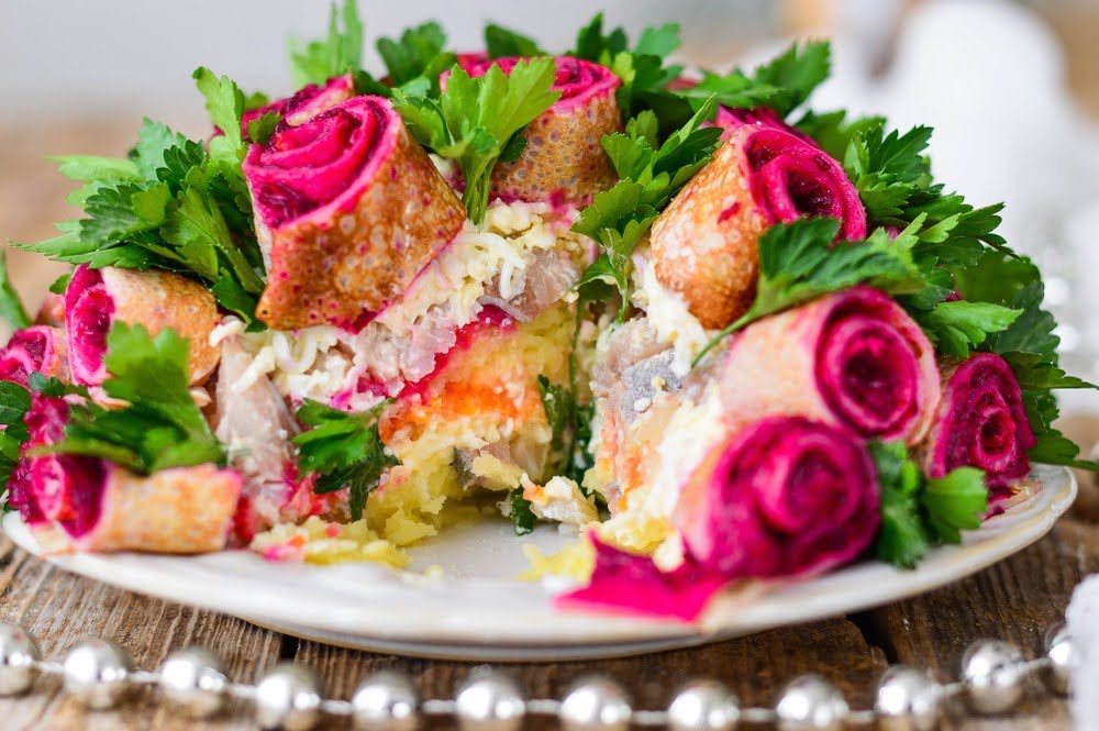 Фото рецепта - Праздничный салат «Селедка под шубой» - шаг 8