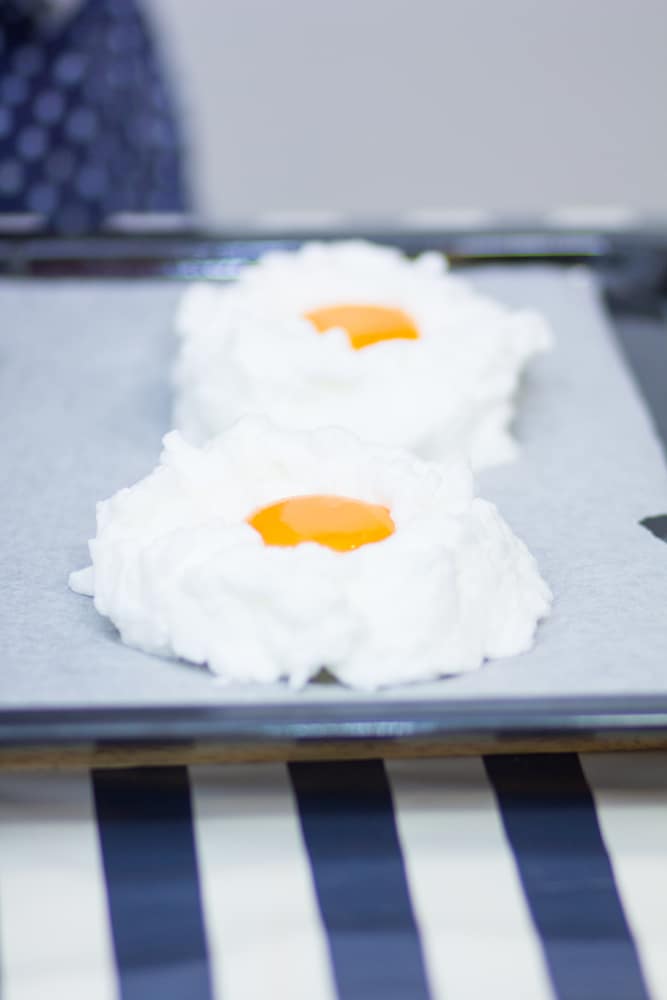 Фото рецепта - Пышная яичница — французский завтрак - шаг 5
