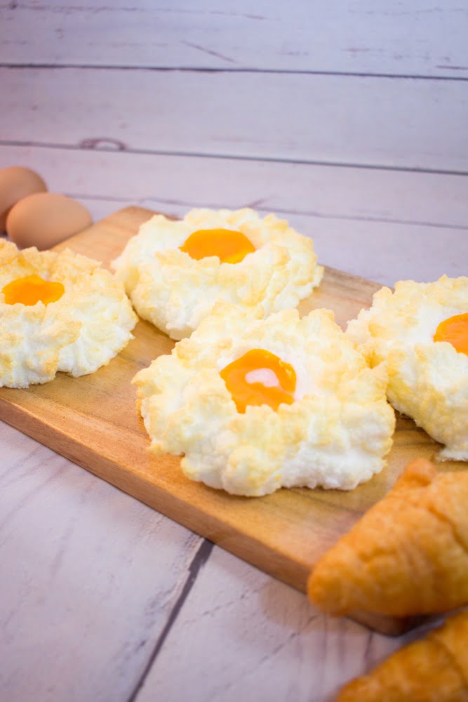 Фото рецепта - Пышная яичница — французский завтрак - шаг 6