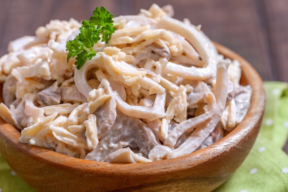 Фото рецепта - Салат из кальмаров с грибами и сыром - шаг 4