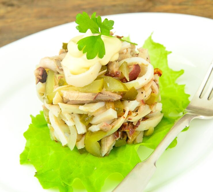 Фото рецепта - Салат из кальмаров с жаренной курочкой и огурцами - шаг 4
