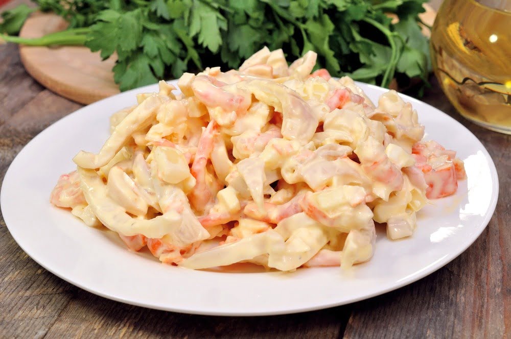 Фото рецепта - Салат из морепродуктов с яблоком - шаг 6