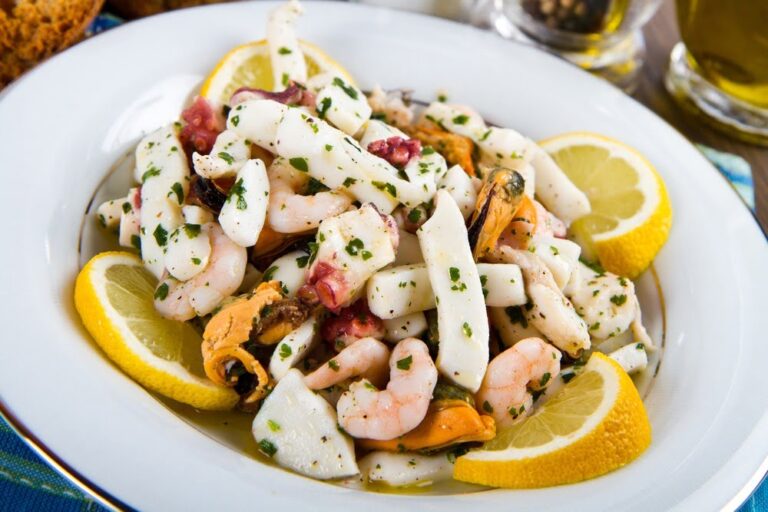 Салат из морепродуктов с креветками, мидиями, кальмарами, осьминогом