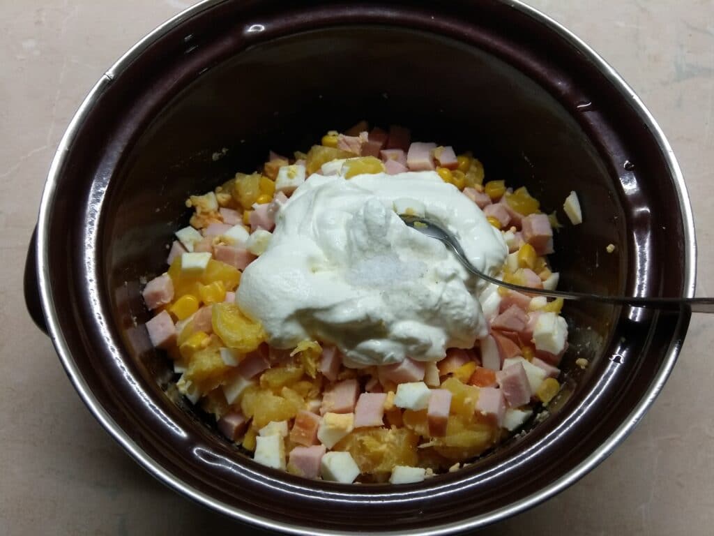 Фото рецепта - Салат с балыком, ананасом и кукурузой - шаг 5
