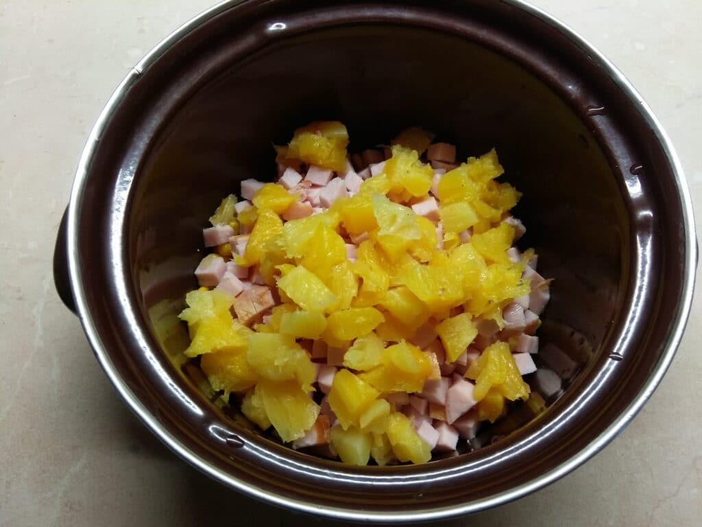 Фото рецепта - Салат с балыком, ананасом и кукурузой - шаг 4