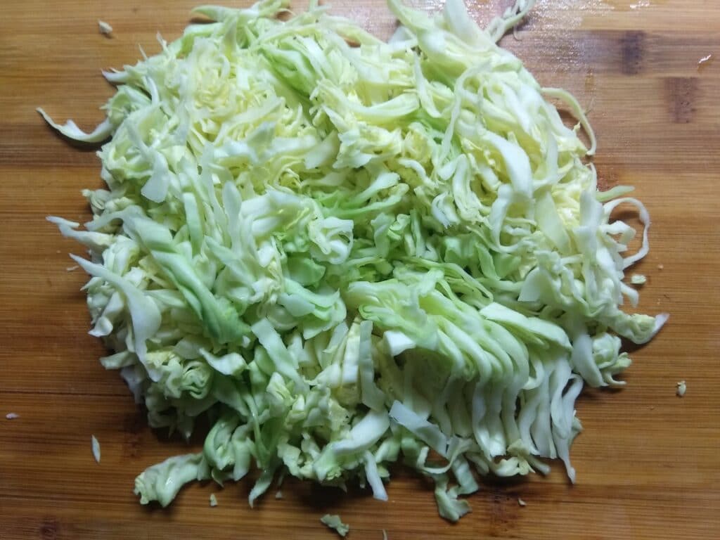 Фото рецепта - Салат с капустой, колбасой, кукурузой и огурцами - шаг 1