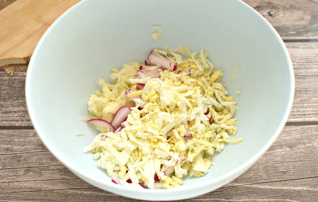 Фото рецепта - Салат с капустой, редиской и кукурузой - шаг 3