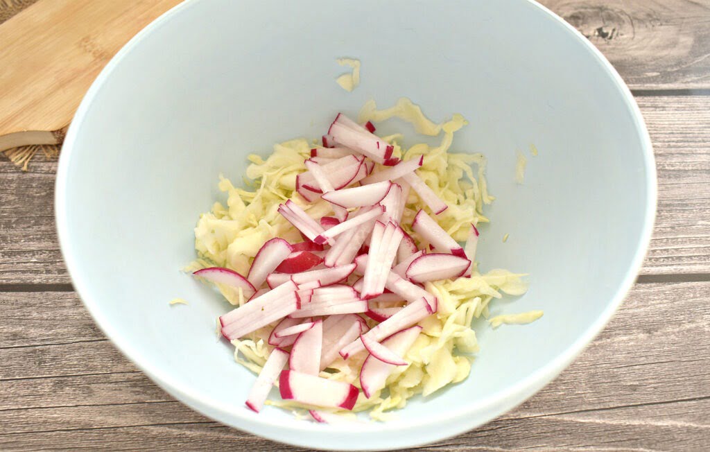 Фото рецепта - Салат с капустой, редиской и кукурузой - шаг 2