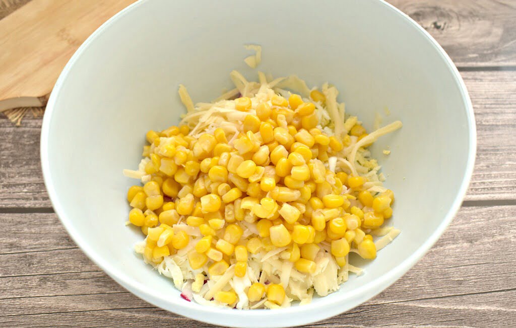 Фото рецепта - Салат с капустой, редиской и кукурузой - шаг 5