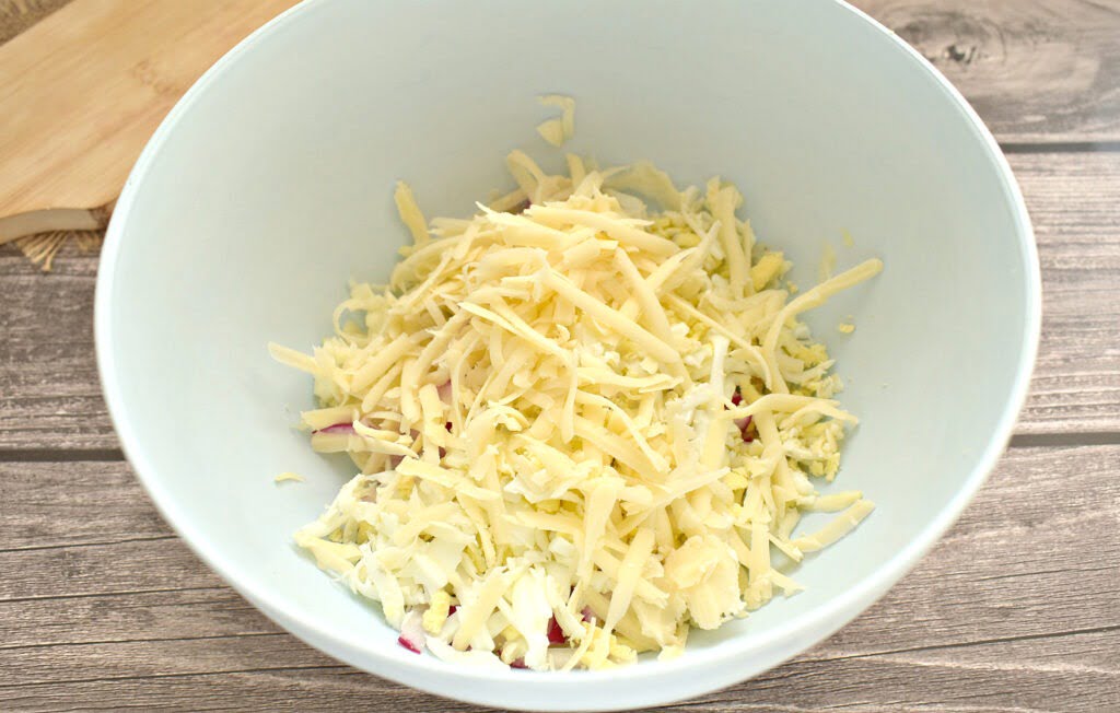 Фото рецепта - Салат с капустой, редиской и кукурузой - шаг 4