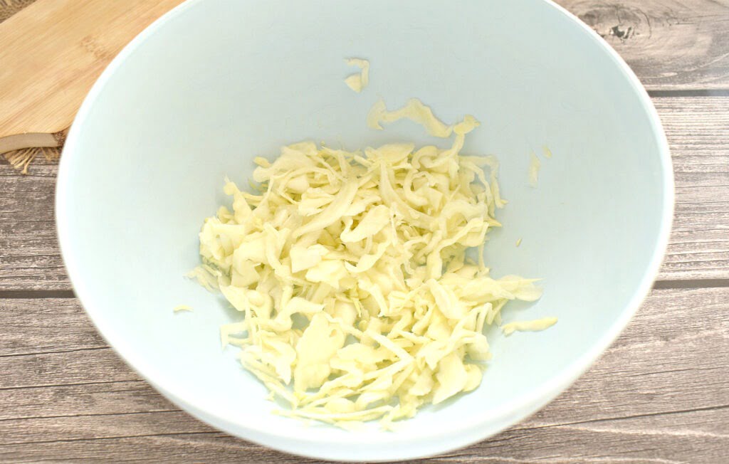 Фото рецепта - Салат с капустой, редиской и кукурузой - шаг 1