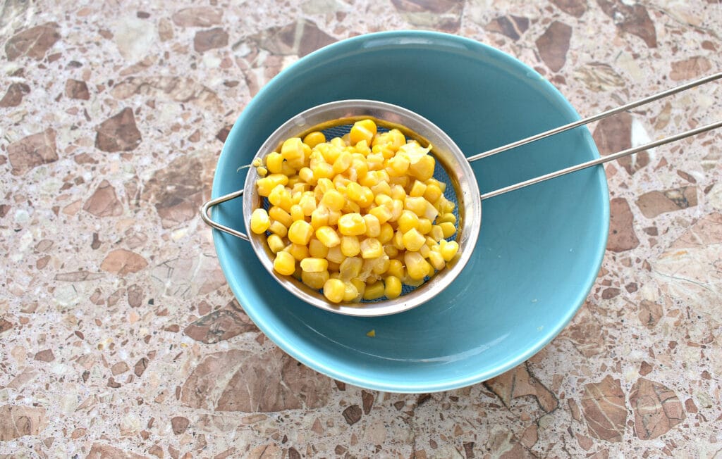 Фото рецепта - Салат с крабовыми палочками и огурцом - шаг 1