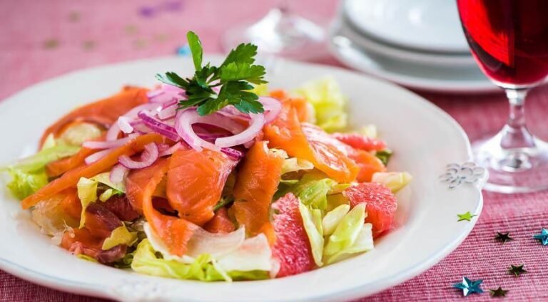 Салат с красной рыбой и цитрусовыми