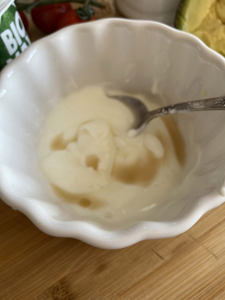 Фото рецепта - Салат с креветками с пикантным йогуртовым соусом - шаг 11