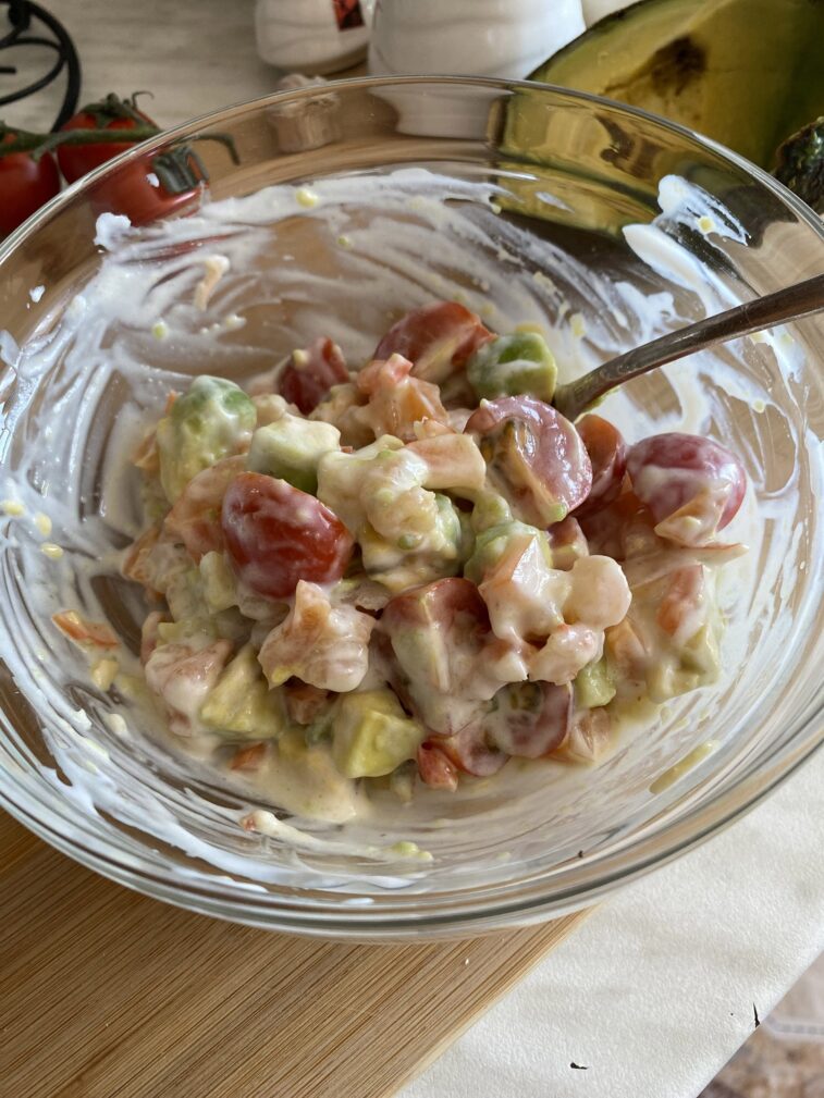 Фото рецепта - Салат с креветками с пикантным йогуртовым соусом - шаг 12