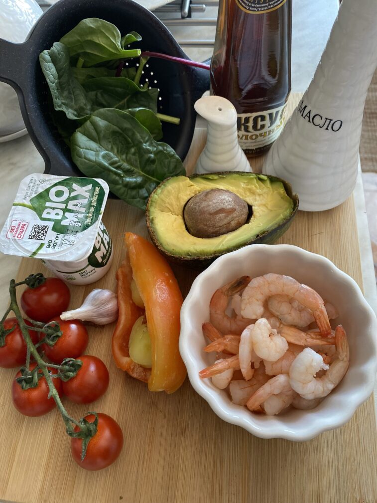 Фото рецепта - Салат с креветками с пикантным йогуртовым соусом - шаг 1