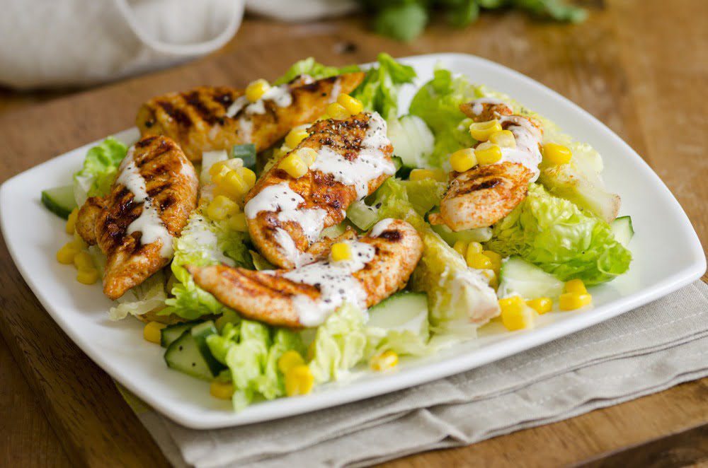 Фото рецепта - Салат с куриным филе и кукурузой - шаг 5