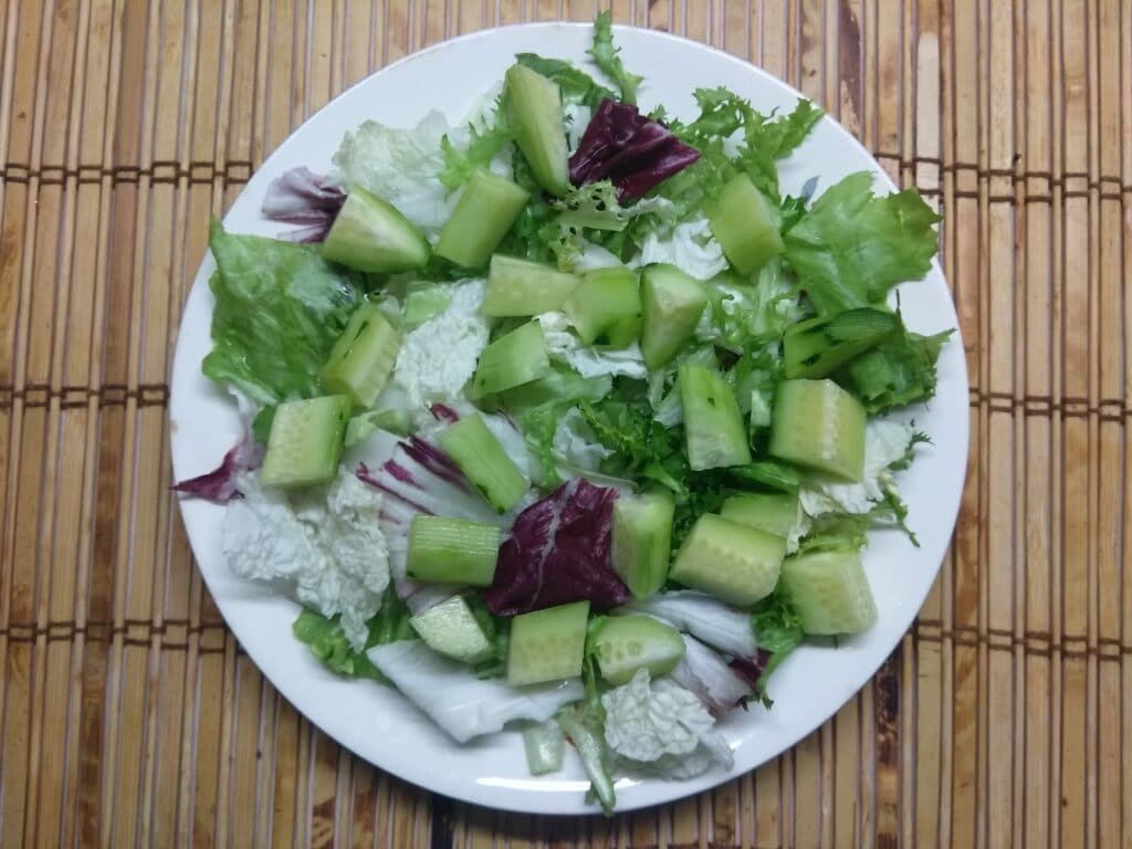 Фото рецепта - Салат с осьминогами, огурцами и оливками - шаг 2