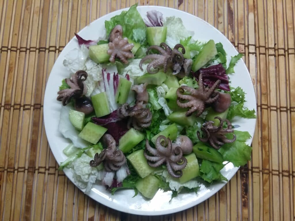 Фото рецепта - Салат с осьминогами, огурцами и оливками - шаг 3