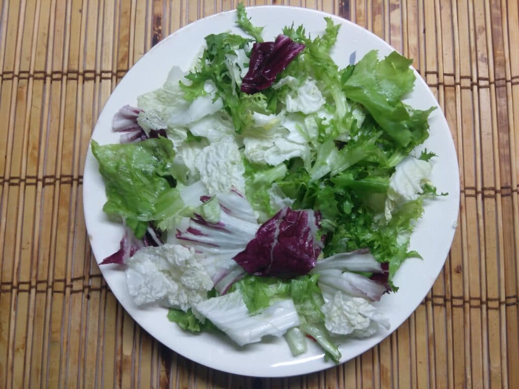Фото рецепта - Салат с осьминогами, огурцами и оливками - шаг 1