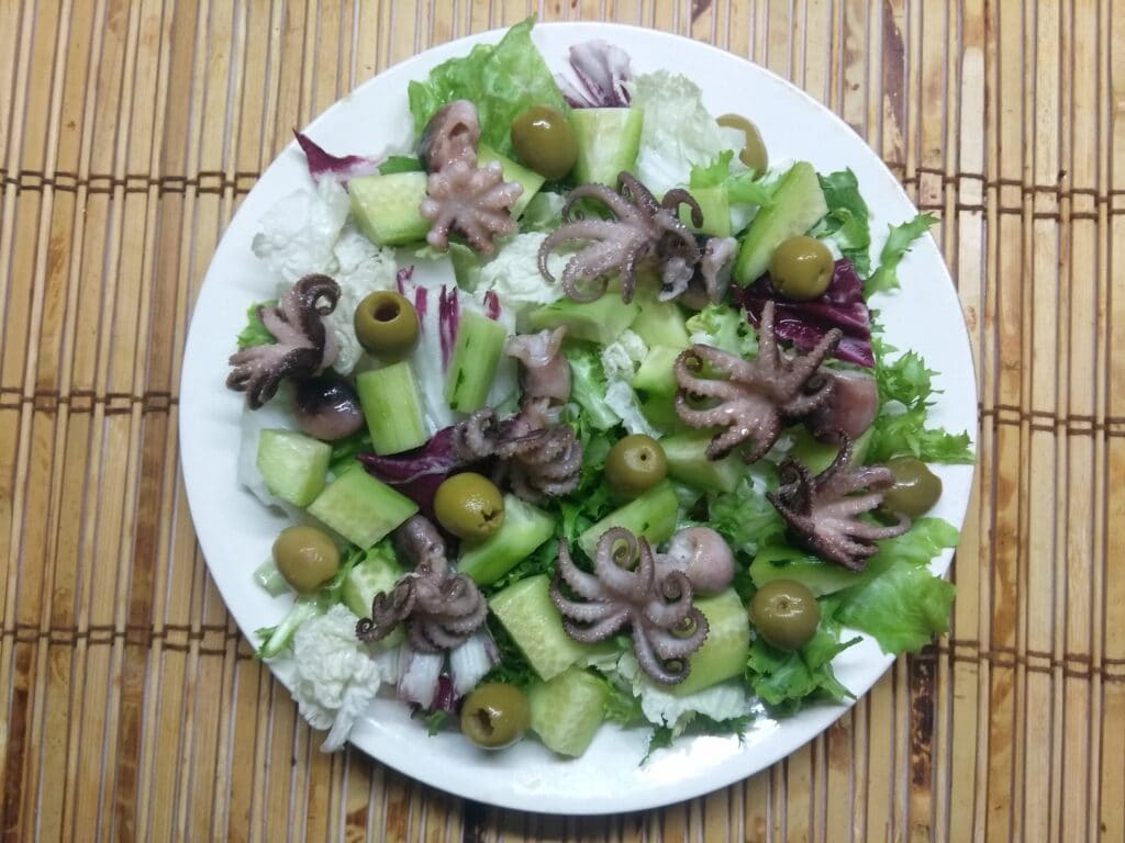 Фото рецепта - Салат с осьминогами, огурцами и оливками - шаг 4