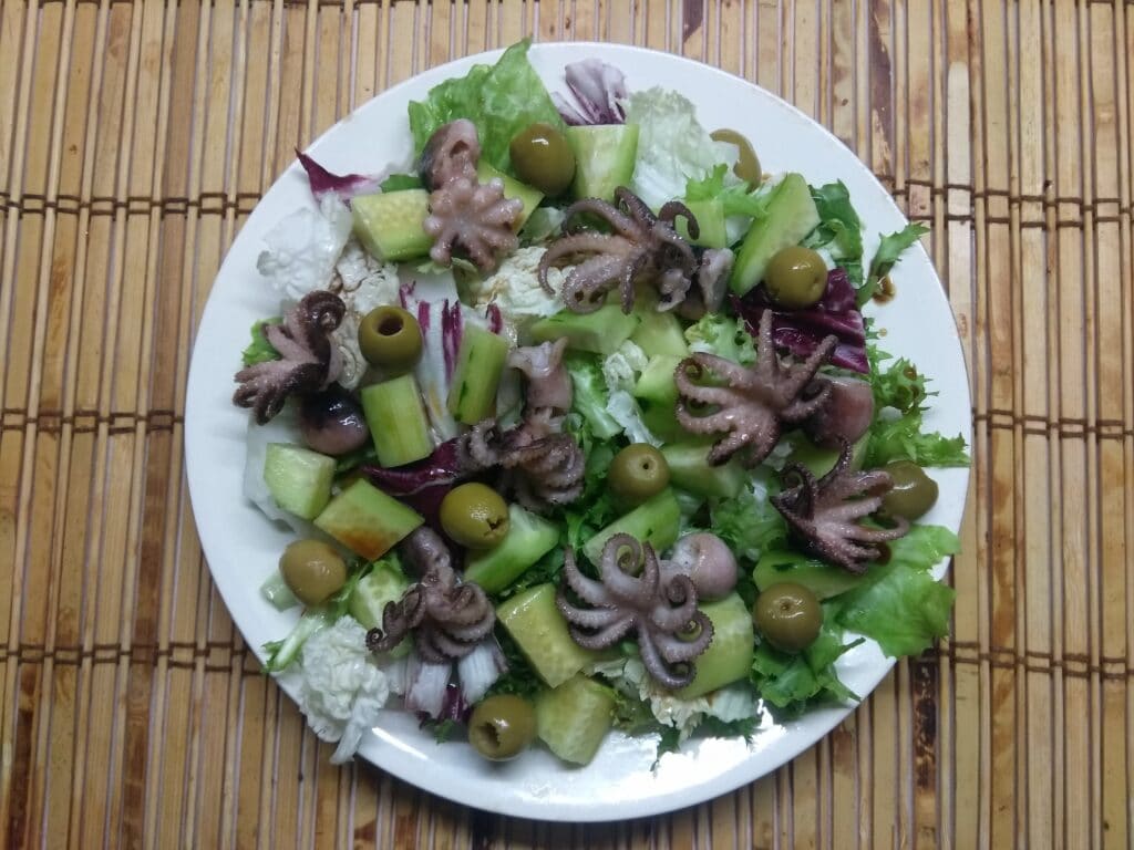 Фото рецепта - Салат с осьминогами, огурцами и оливками - шаг 5